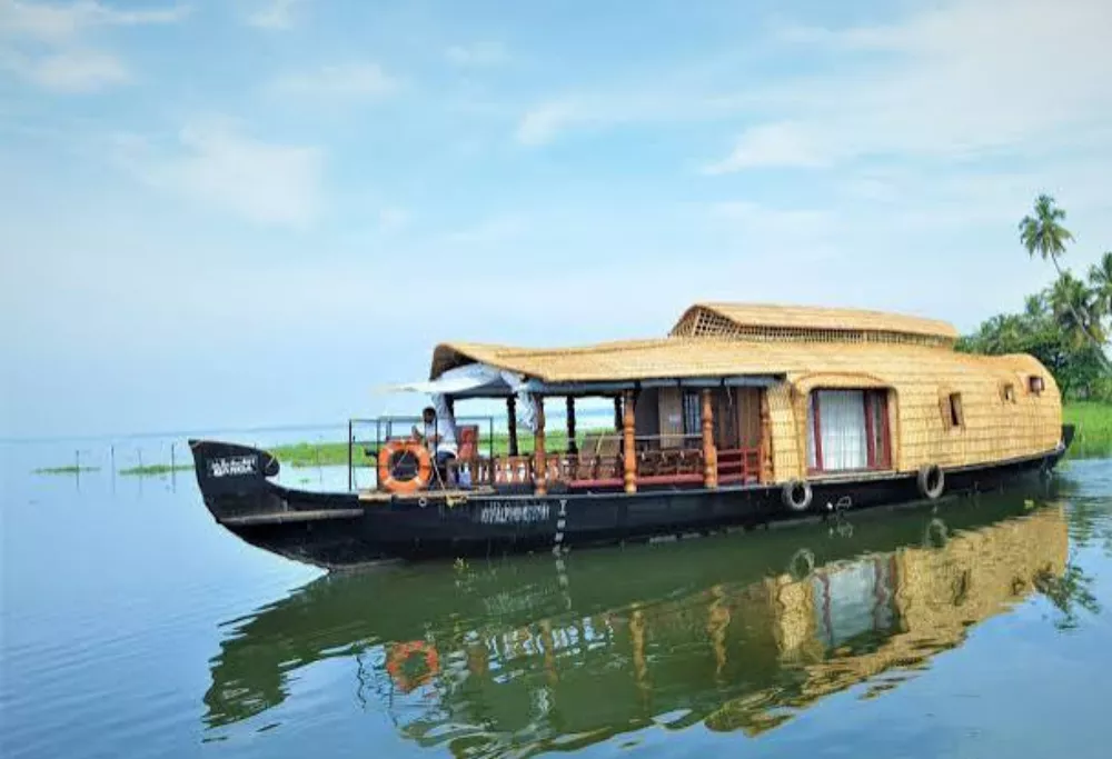Luxury houseboat Alappuzha Vembanad Lake